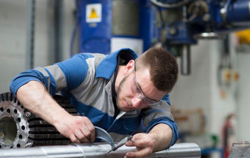 Apprentice at work in electrical engineering firm Erős teljesítmény ipari környezetben is